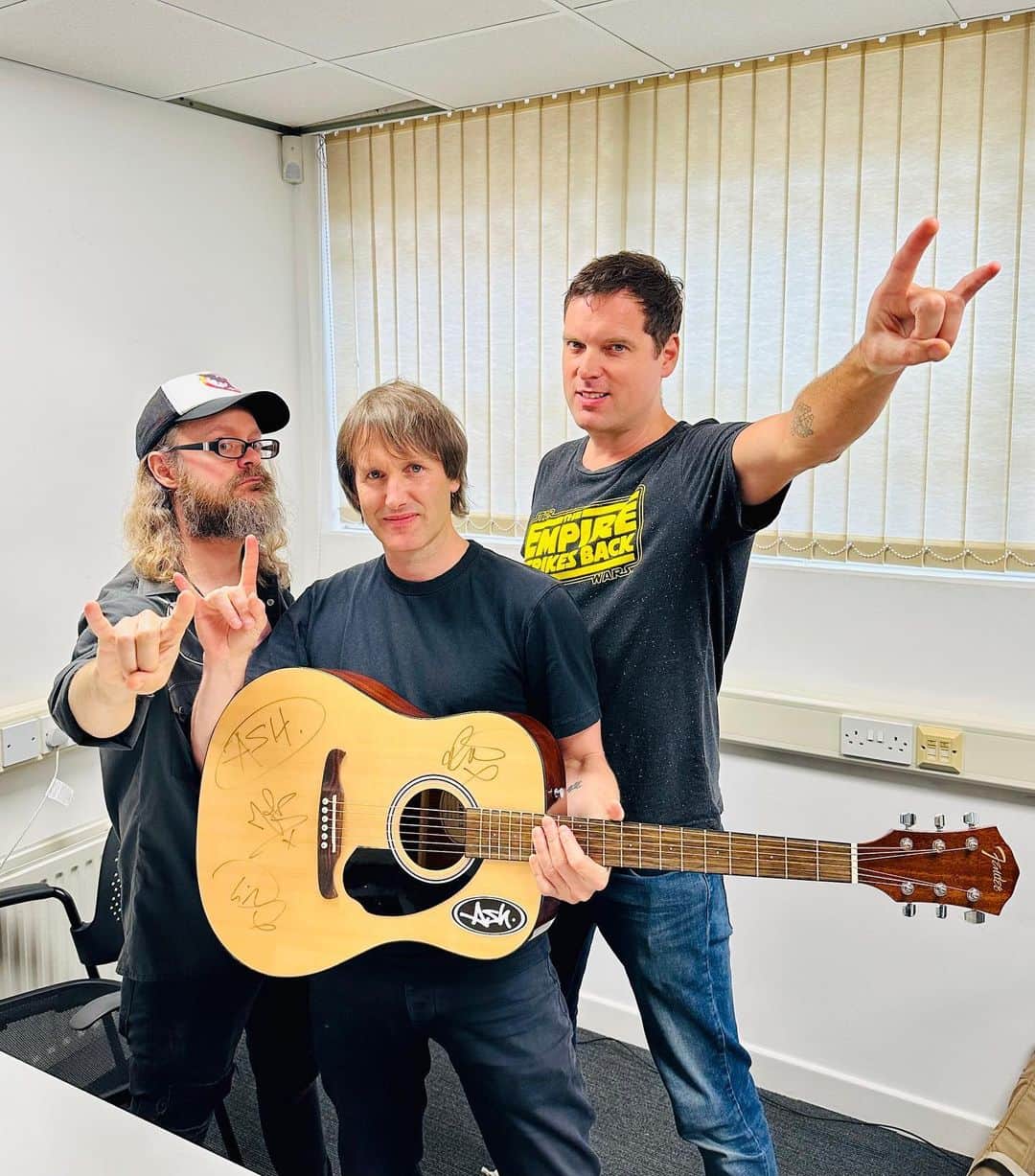 のインスタグラム：「We’re giving away a signed Guitar, Two Tickets to an Ash show of your choice plus a Signed Limited Edition Orange LP and lots more!  All you have to do is PRE-ORDER* the “Race The Night” on Vinyl by the 21st of September! If you’ve already Pre-Ordered from our store you’ve already been entered!  Available to UK residents only.  *no purchase necessary (see store link for details)!」