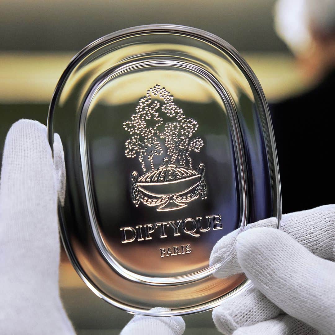 ディプティックのインスタグラム：「Masterpieces of glassmaking… …the candles in the Les Mondes de Diptyque collection are composed of three superimposed glass ovals, their lids finely engraved with a perfume burner. Singular craftsmanship and a singular design by @cristinacelestino  #Diptyque #LesMondesdeDiptyque」