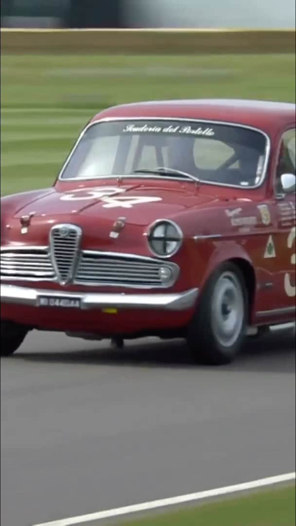のインスタグラム：「Nice little battle in st Mary’s qualifying with my mate @jimmiejohnson on the way to P3. Let’s see what @dickiemeaden can do in part 2. @portellogb   🎥 credit @goodwoodrevival   #goodwoodrevival #goodwood #alfa #stmarys」