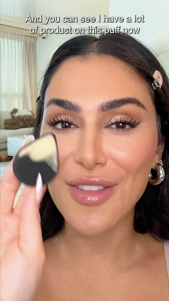 Huda Kattanのインスタグラム：「💣💥 The product you’ve ALL been asking for.... We’ve transformed our iconic Easy Bake Loose Powder into the most transformative, face-snatching pressed powder ever… meet EASY BAKE AND SNATCH! The easiest way to get an instantly lifted, super bright look for the most snatched finish in seconds – no bake time needed!  This new formula is more pigmented & so brightening, so I like to use it to snatch my nose in seconds, get the brightest, most snatched undereye, & to snatch my cheekbones. It also has more luminosity for the most gorgeous, natural-luminous finish.  Easy Bake And Snatch is: ✔️ 8 shades ✔️ Talc & fragrance-free ✔️ Medium to full coverage ✔️ Sweat & humidity-resistant ✔️ Infused with hyaluronic acid for a creamy, non-drying, incredibly soft, silky texture  🌍 AVAILABLE GLOBALLY 09.19 🌎 #EasyBakeAndSnatch」