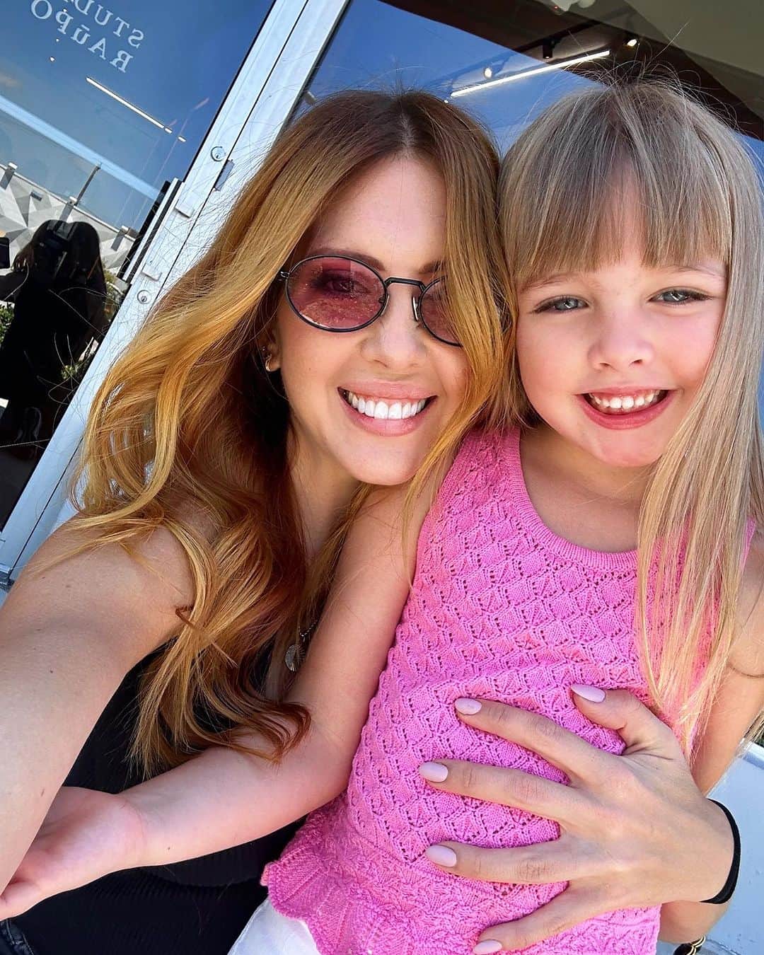 のインスタグラム：「Día de chicas con mi Luni❤️ me gusta tener salidas individuales con cada una de mis hijas, hacerlas sentir especiales y únicas. Hoy me la robe y faltó a clases😝.. era el día de los abuelos y su clase preparó un show para los abuelos, ella al no tener abuelos aquí, estaba tristona, había practicado su canción y eso la tenía desanimada… así que armamos un plan de “escape” y le encantó🫶🏼😬❤️. Dios me envió 3 niñas muy especiales, todas distintas, cada una me enseña algo distinto cada día. Nuestros hijos son nuestros mejores maestros😉」