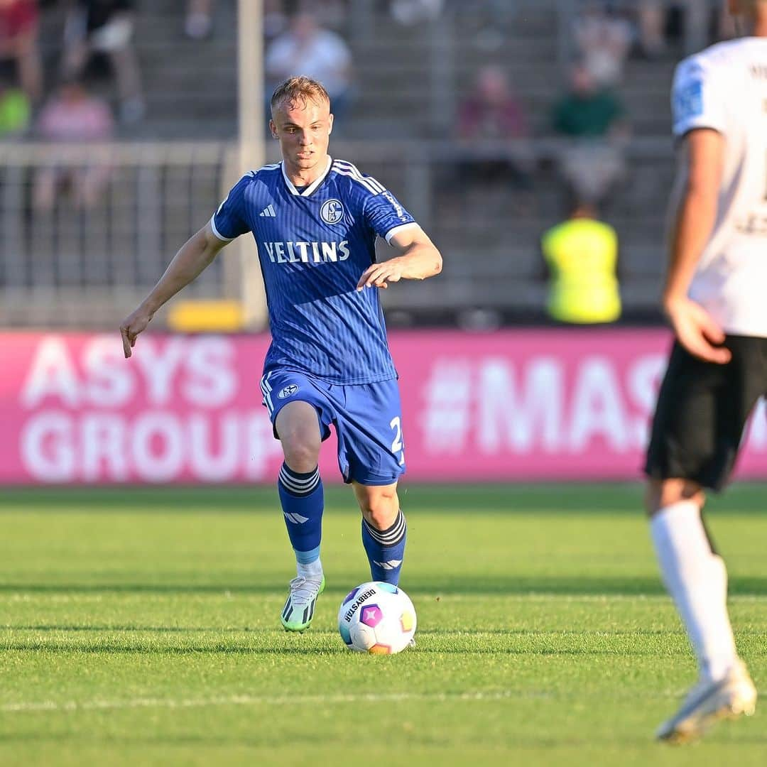 シャルケ04さんのインスタグラム写真 - (シャルケ04Instagram)「1:0-Führung zur Pause im Testspiel gegen den @ssvulmfussball ⏸️ . . ⚽️ @tobiasmohr29 (43.) . . #S04 #Schalke #Knappen #Königsblau #Testspiel #ULMS04」9月9日 2時29分 - s04