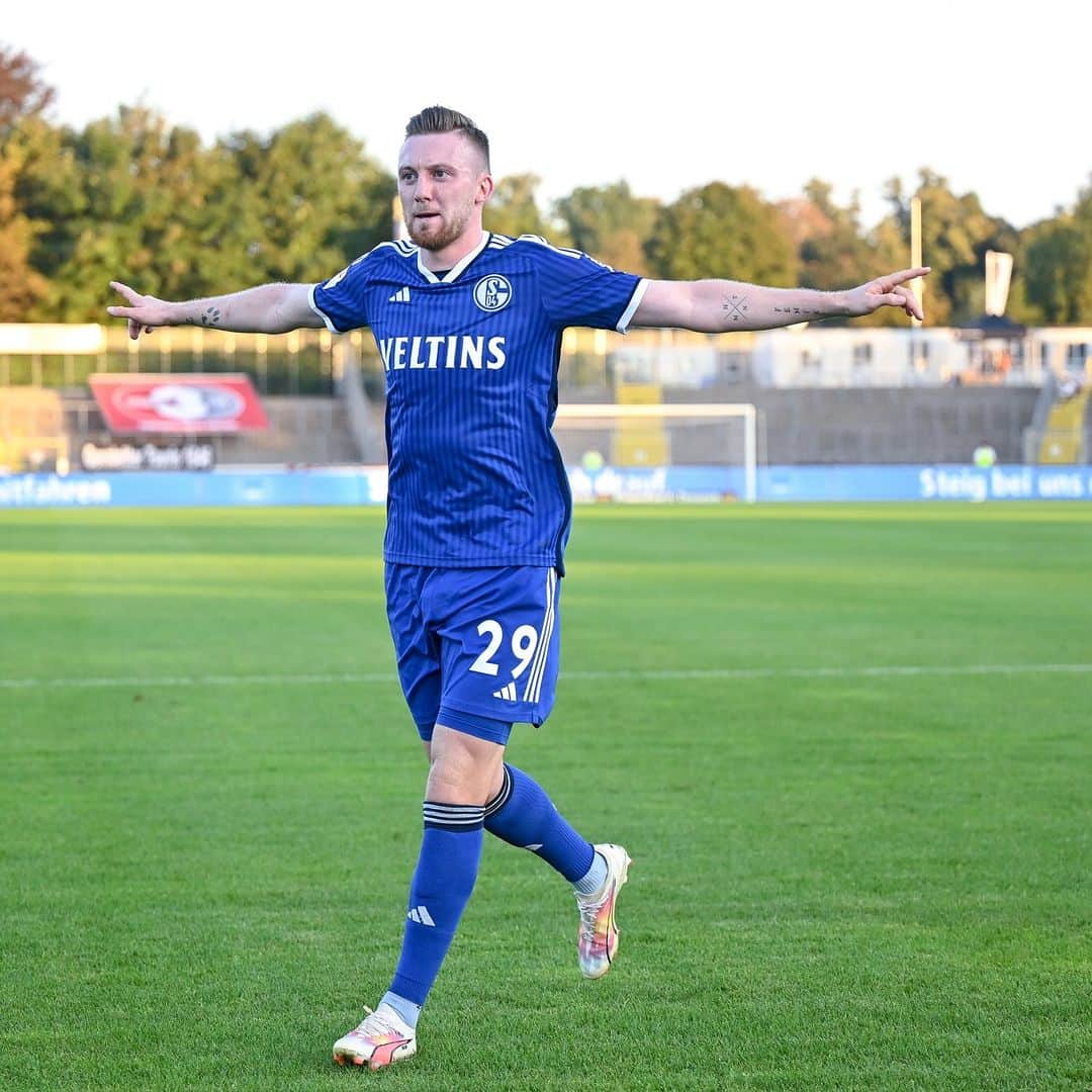 シャルケ04のインスタグラム：「1:0-Führung zur Pause im Testspiel gegen den @ssvulmfussball ⏸️ . . ⚽️ @tobiasmohr29 (43.) . . #S04 #Schalke #Knappen #Königsblau #Testspiel #ULMS04」