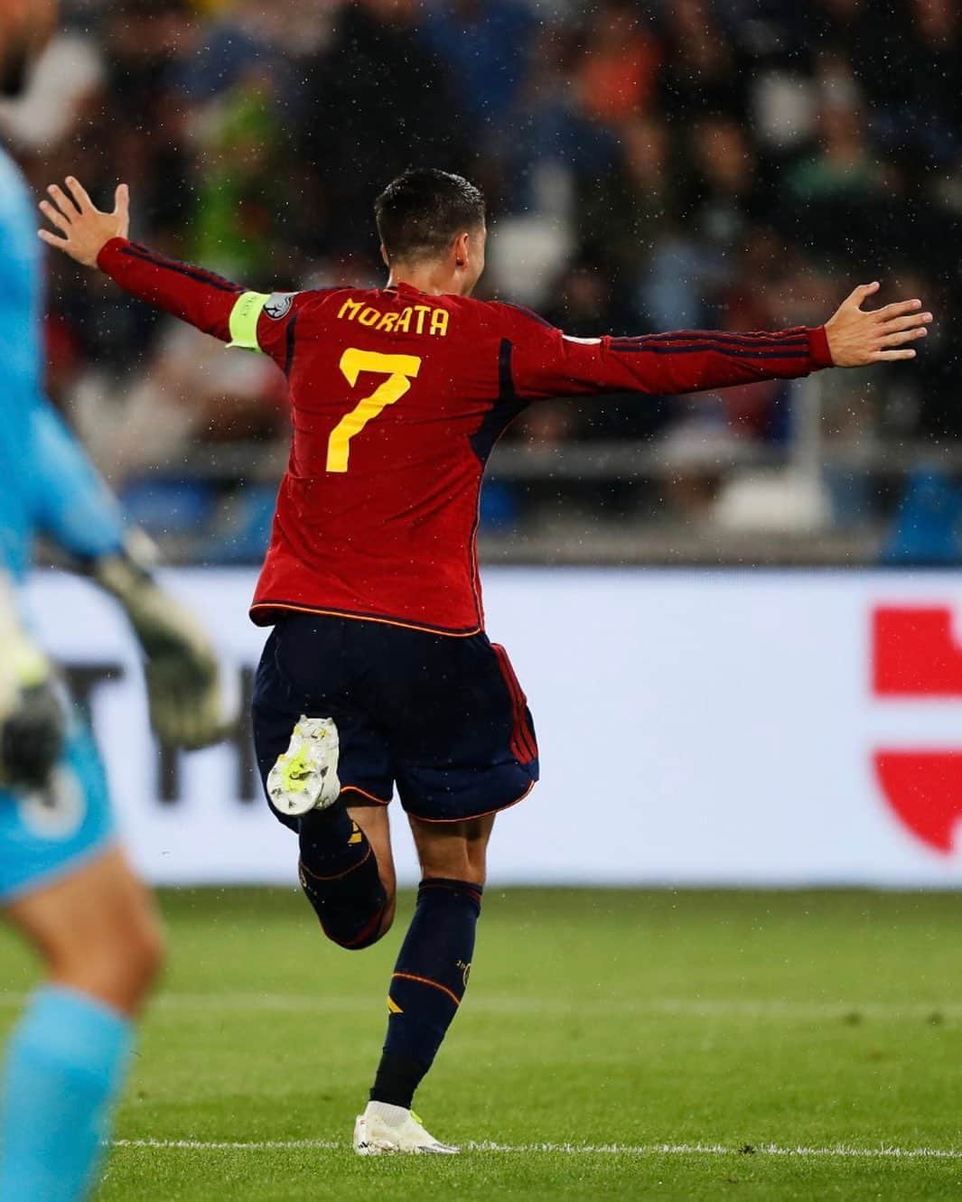 アルバロ・モラタのインスタグラム：「3️⃣ goles de Morata ⚽️⚽️⚽️  Gol número 33 del capitán con la @sefutbol. Cómo 33? 👀」