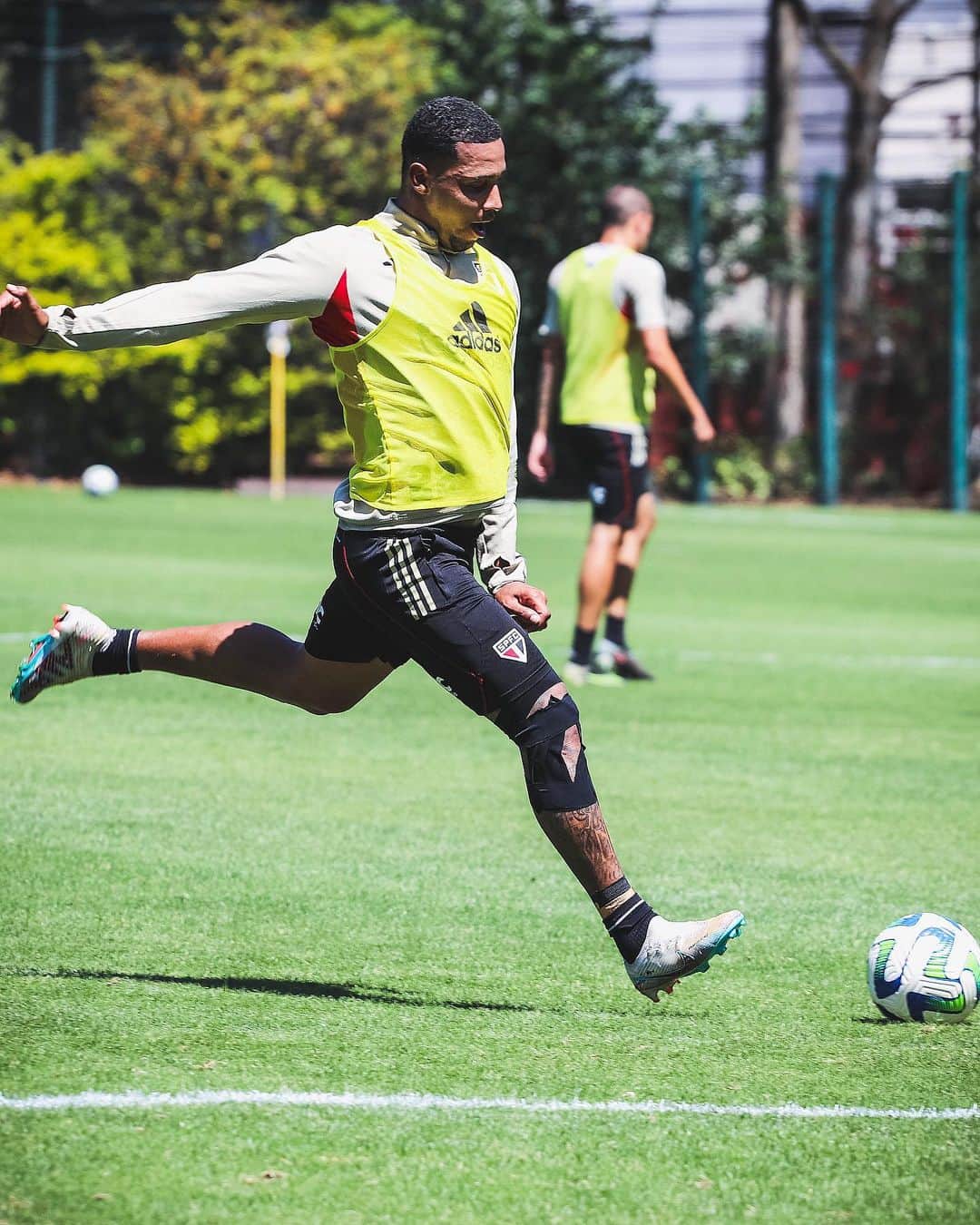São Paulo FCさんのインスタグラム写真 - (São Paulo FCInstagram)「➕1️⃣ dia importante de treinamento!   #VamosSãoPaulo 🇾🇪」9月9日 2時39分 - saopaulofc
