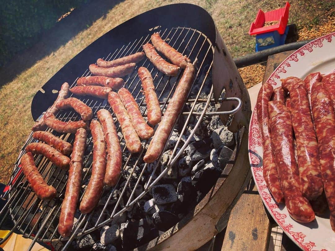 小明のインスタグラム：「🍖フランス人隙あらばバーベキューする🍖 フランスのソーセージはグニョグニョしていて焼いてもプリッとならないので落ち着きませんが、慣れてしまえばコレはコレで👍  親戚「農場からやってきたこだわりのオーガニックの肉なんだよ」 私「へーすごいヘルシーだしやっぱり風味が違いますね(わかっていない )」  そのあとバターを染み込ませまくったバゲットが来て、  親戚「これはめっちゃ体に悪い、でもうまい」  わかる。体に悪いものはうまい。めちゃくちゃ食べた。」