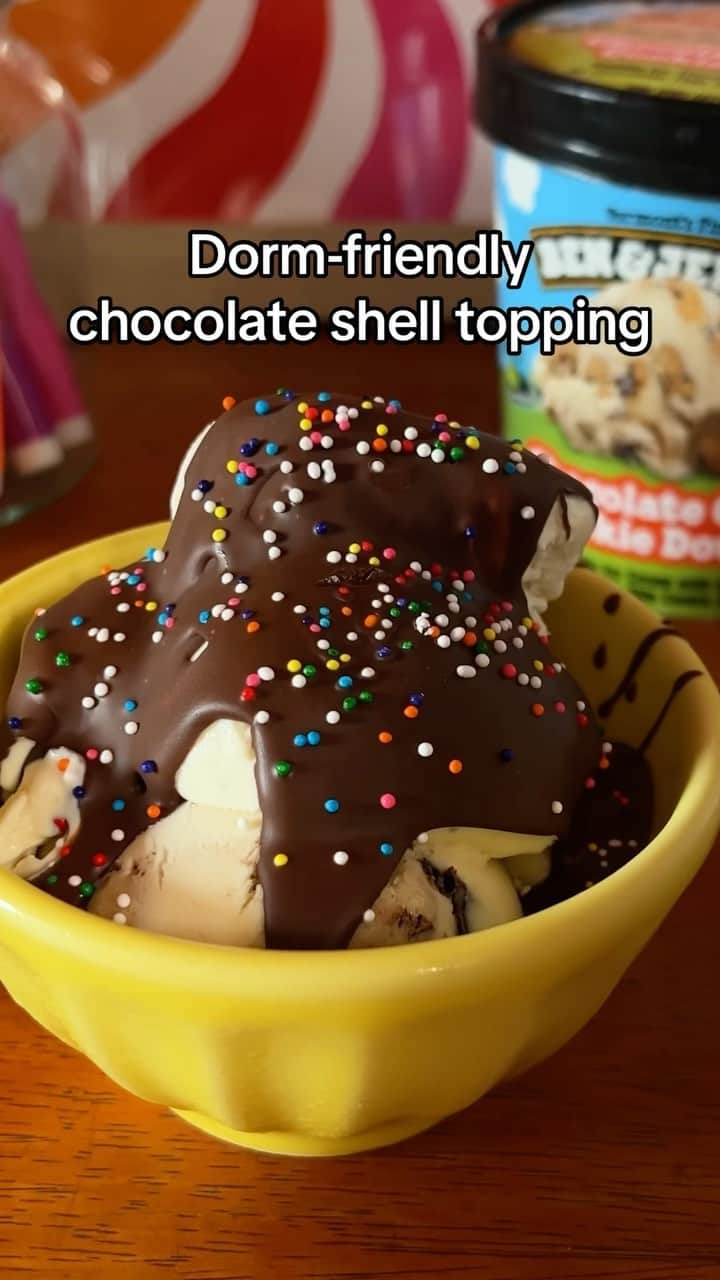 Ben & Jerry'sのインスタグラム：「Chocolate lovers, this one’s for you! 🍫 #benandjerrys #icecreamtopping #shelltopping #dessert」