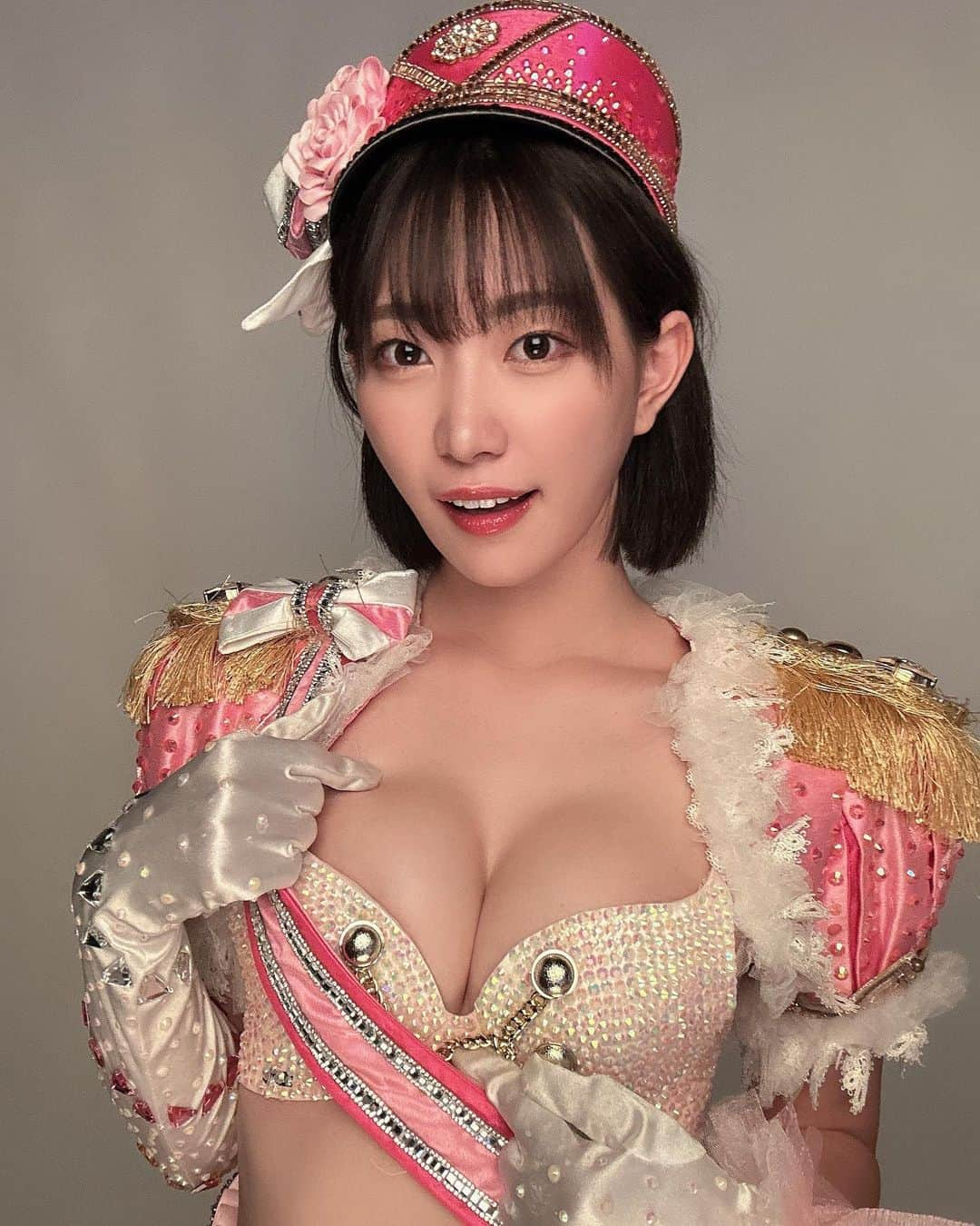 美谷朱里のインスタグラム：「バーレスク東京✖︎美谷朱里 coming soon...  写真で胸が盛れ過ぎると気まずい現象に名前をつけたい。」