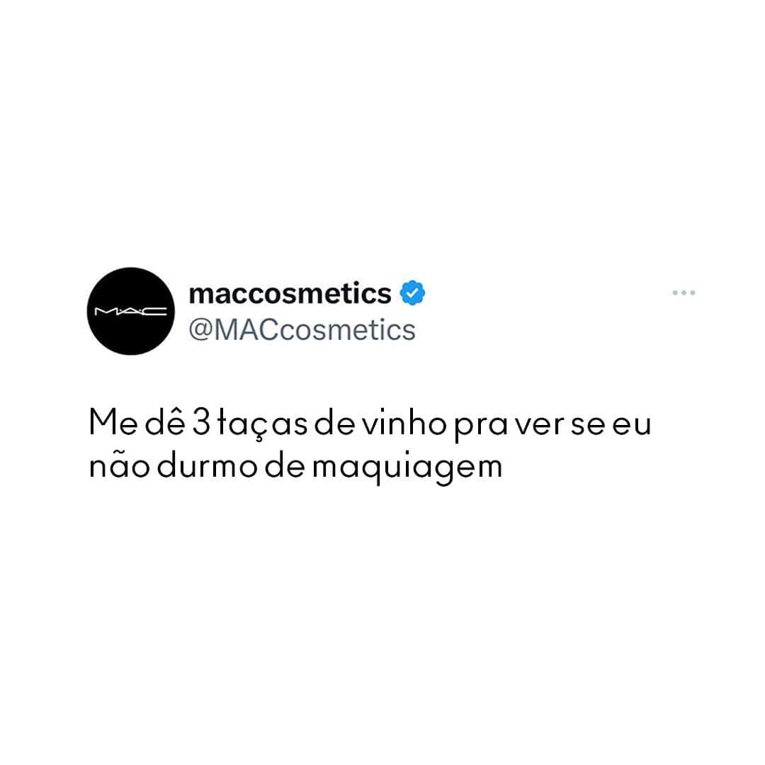 M·A·C Cosmetics BRのインスタグラム：「O soninho vem naquela velocidade que você já sabe 🥱  #ParaTodoMundoVer: na imagem aparece a seguinte frase ""Me dê 3 taças de vinho pra ver se eu não durmo de maquiagem".」