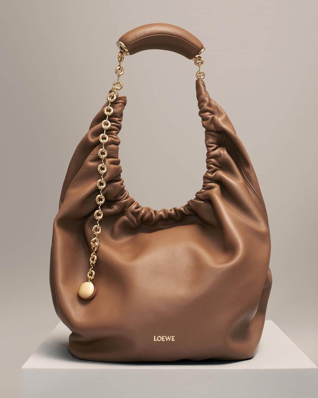 Loeweさんのインスタグラム写真 - (LoeweInstagram)「The Squeeze bag.   Introduced on the LOEWE Fall Winter 2023 runway, the new shape is crafted in buttery leather with a distinctive donut chain.  Now available on loewe.com  #LOEWE #LOEWEsqueeze」9月9日 3時00分 - loewe