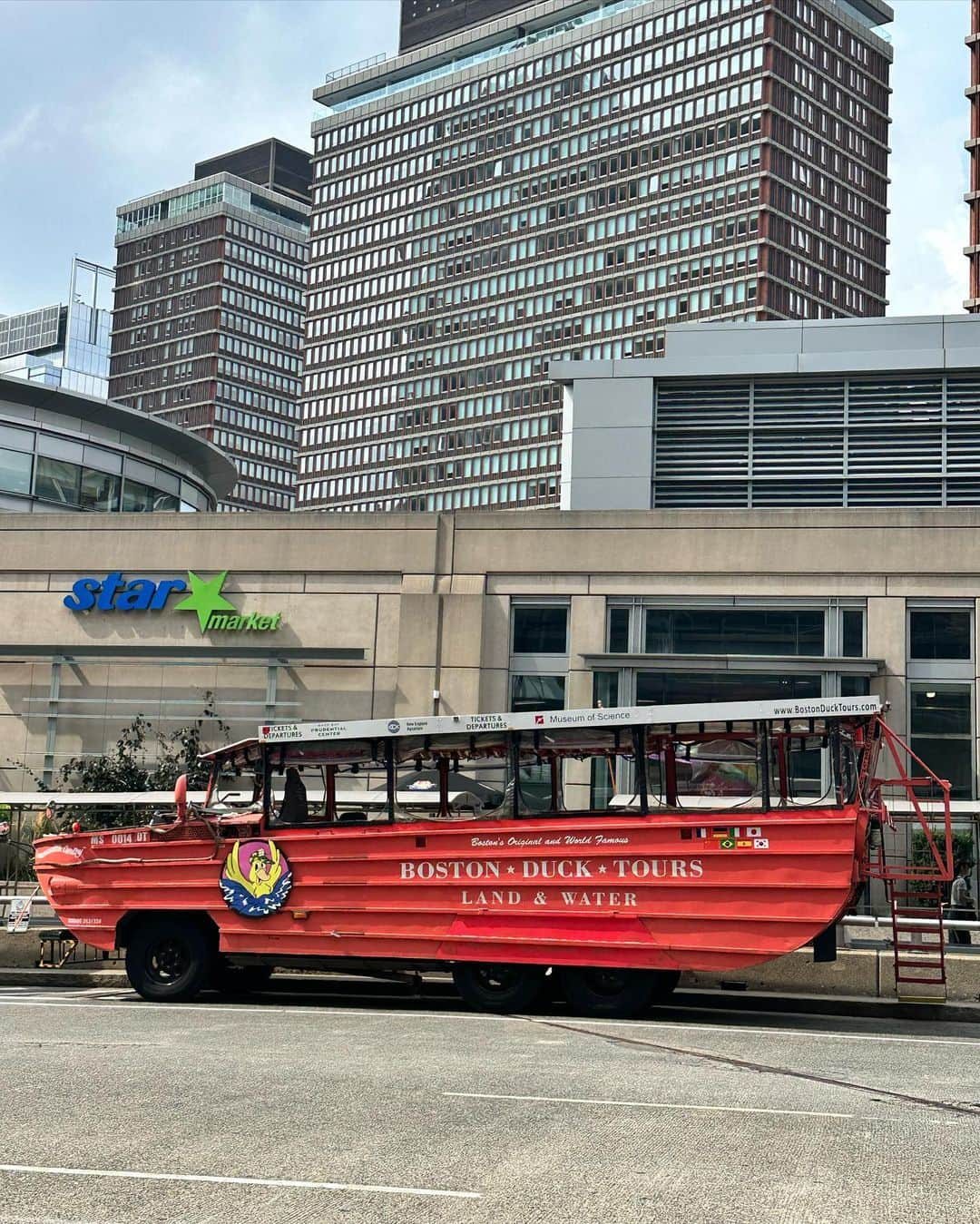 リース・ウィザースプーンさんのインスタグラム写真 - (リース・ウィザースプーンInstagram)「Boston! It was a wicked good time. Loved the clam chowder, Dunkin' cream pie specials and the duck tour 💗🍩🦆」9月9日 3時03分 - reesewitherspoon