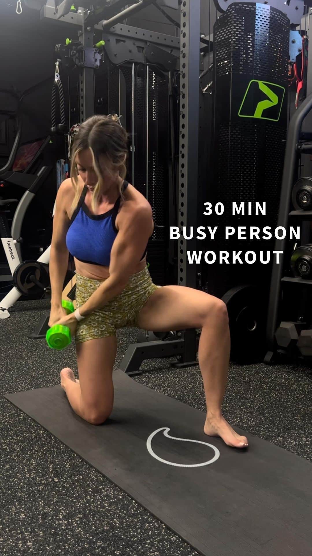 Paige Hathawayのインスタグラム：「30Min Upper Body Blast! 💥  Have you got an insanely busy schedule? Here’s an effective 30 minute workout to burn those calories and feel like the champion you are!   SHARE AND SAVE for later! ❤️   1️⃣ Z PRESS  2️⃣ KNEELING CURLS TO HAMMER CURL  3️⃣ KNEELING LOW TO HIGH CHOP  4️⃣ KNEELING TRICEP EXTENSION  5️⃣ SUITCASE CRUNCHES  6️⃣ PUSH UP TO SIDE ROW TO RAISE   40 seconds on | 20 rest | 1 min rest after all 6 exercises are completed and repeat 4 times = less than 30 mins!  WHAT WOULD YOU LIKE TO SEE NEXT 4 days until my special announcement. Who’s ready for the announcement? 👀”l  #BusyMomFitness #MorningBoost #HealthyHabits #MomLife #healthylifestyle #Hiitworkout」