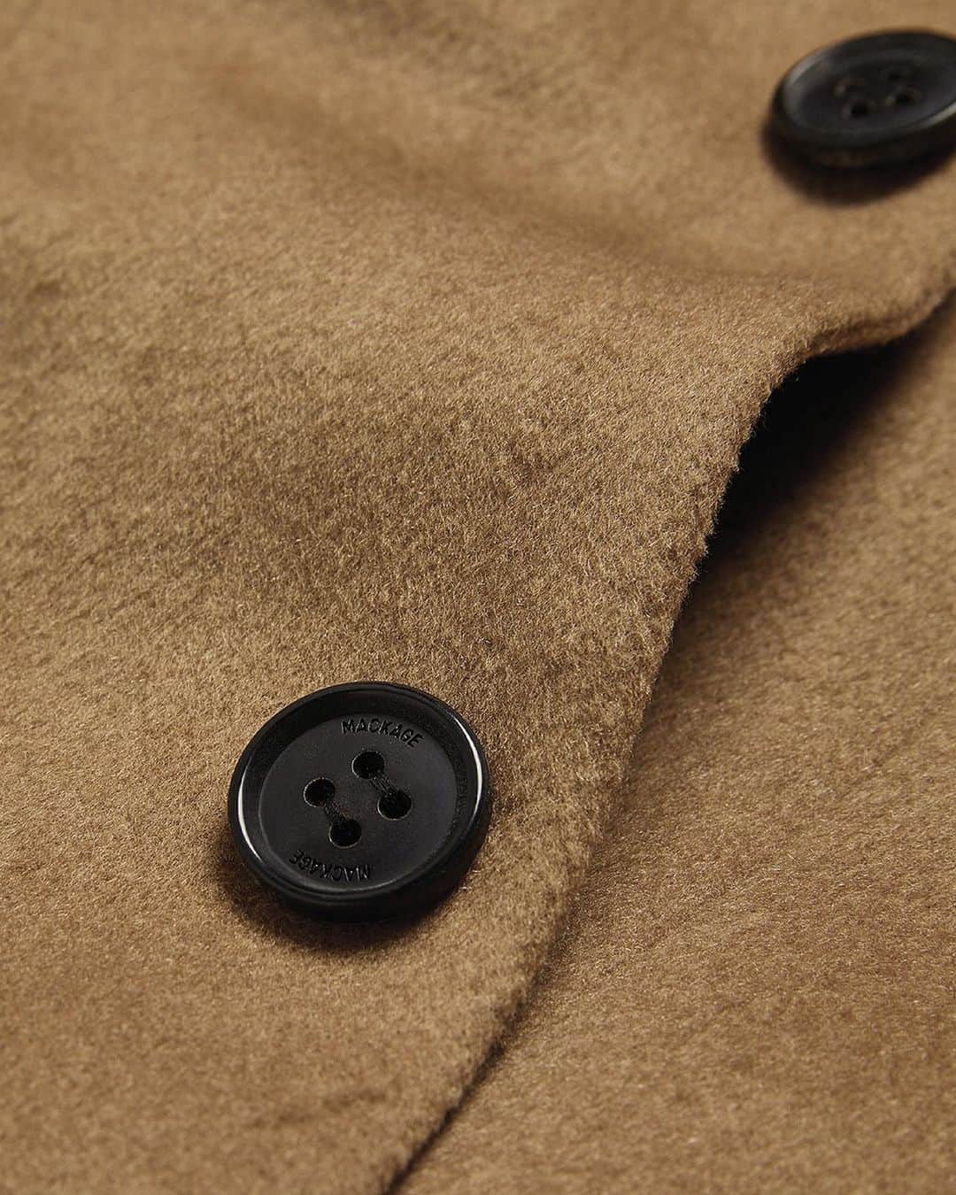 マッカージュのインスタグラム：「TAILORED ELEGANCE  RUTH, a long coat handmade from soft responsible double-face wool. Semi-fitted with shoulder pads, single-breasted closure, and peaked lapel collar for a sharp, finely tailored look. Welt pockets with flaps add to the balance of formality and easy charm for all-season practicality.  More on MACKAGE.COM  #MACKAGE #MONDEMACKAGE」