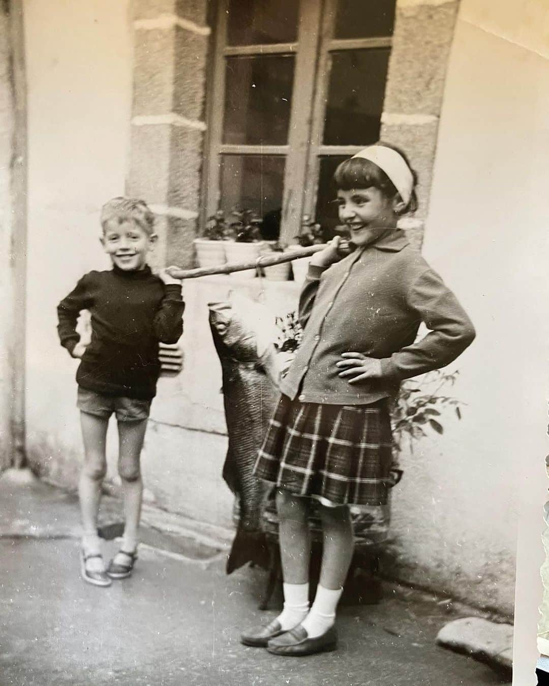 JULIEN D'YSのインスタグラム：「Happy  birthday sister🩵 love you ❤️ #douarnenez #finistere #bretagne @brigitte.dz ❤️🌺 8 septembre 2023 .........brigitte 🌺🌊the big fish 🐟」