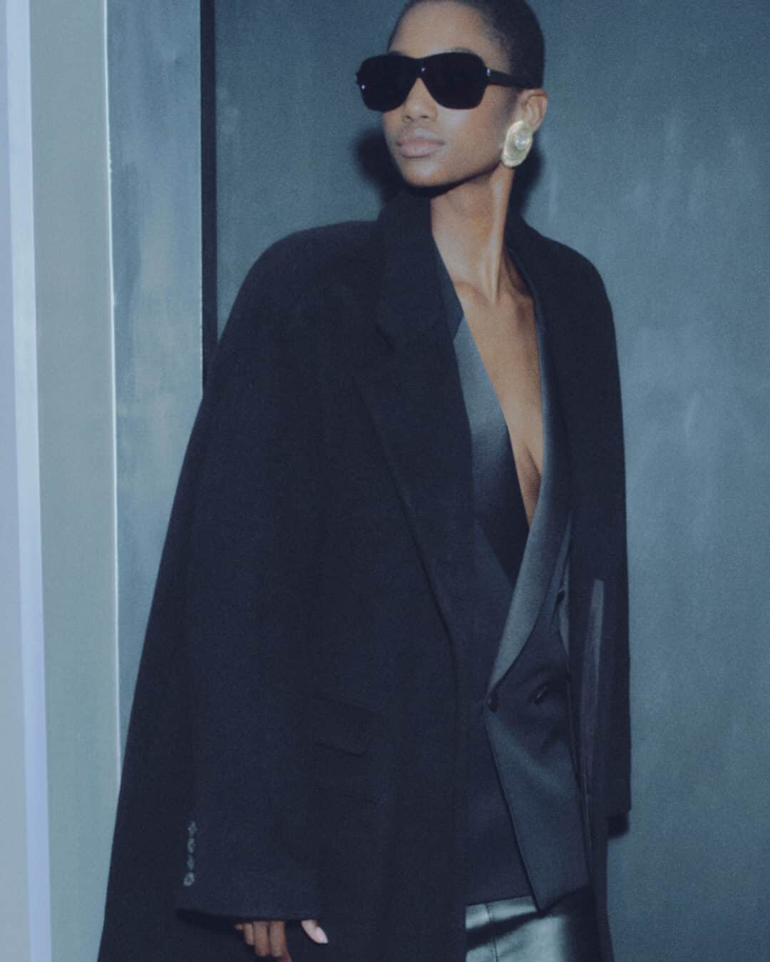 ネッタポルテのインスタグラム：「MODERN ICONS: Discover @ysl’s must-see new-season looks – from glamorous midi skirts to sharp tailoring and lust-worthy accessories.  Tap the link in bio to shop at #NETAPORTER.」