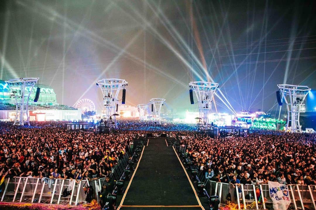 Maroon 5のインスタグラム：「What a night! ❤️‍🔥 Over 100,000 singing along with us at @thetownfestival 🌃 Obrigado!」