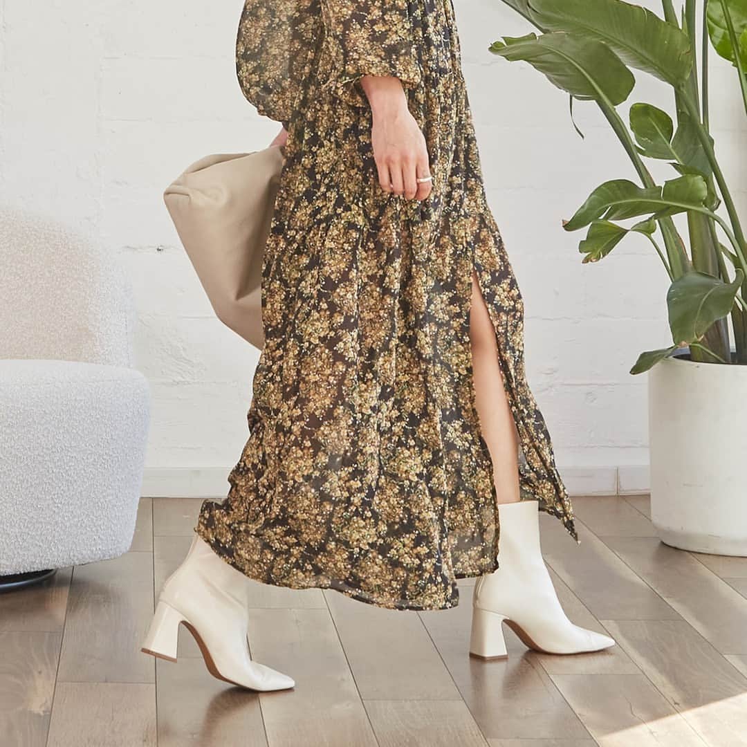 DAILYLOOKのインスタグラム：「Make any place your runway with our fall dresses #falldresses」
