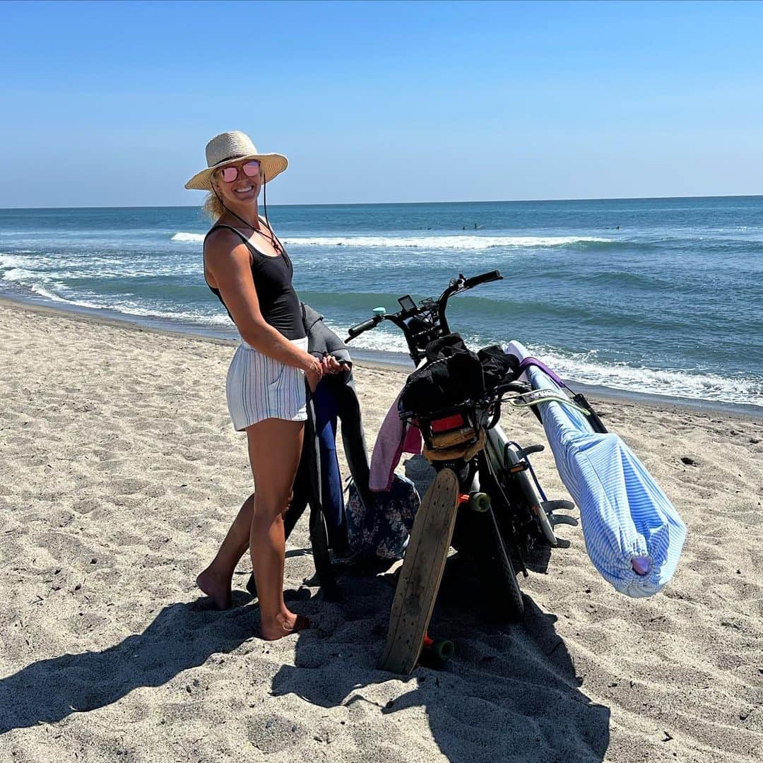 リンゼイ・ジャコベリスのインスタグラム：「Fun swell on the way 😉」