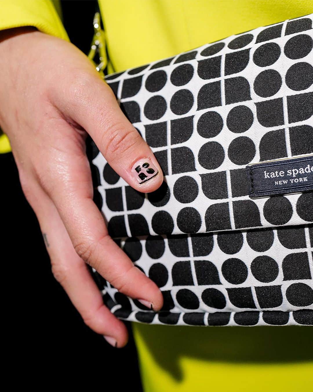 ケイト・スペードのインスタグラム：「Nailed it. Fashion week manis by @essie, of course. #katespadeny」