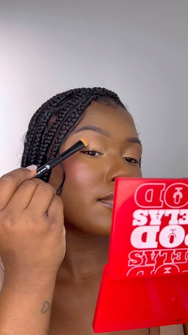 quem disse, berenice?のインスタグラム：「inspiração de make para festival com a nova collab @poddelas? temos! ❤️  vem ver a proposta de make que a @nathallagois fez com o batom vermelho super pigmentado e com um efeito lindo. Prontas pra curtir e cantar muitooo no festival? Eu tô! #QDBComPoddelas  #PraTodosVerem: o post é o vídeo da influenciadora Nathalla Gois fazendo uma make inspiração para festivais. Fim da descrição.」