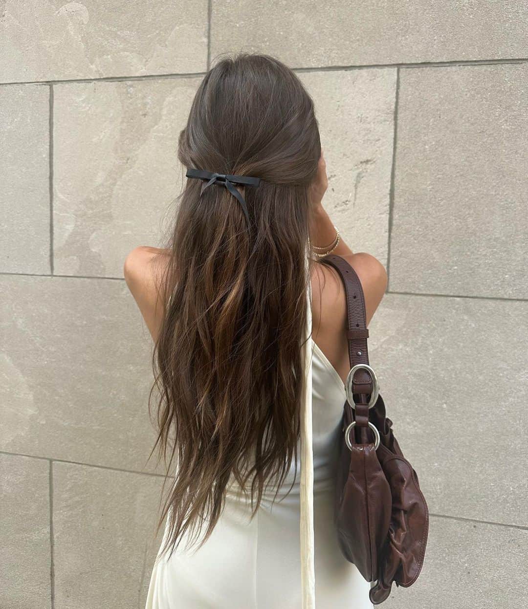 We Wore Whatのインスタグラム：「GIVEAWAY CLOSED! I’ve been getting so many comments about my hair this week and I really want to share the @wellbel love with you guys! So 5 of you & a friend are going to win a FULL YEAR subscription to Wellbel 🥹🫶🏼 All you have to do is follow @wellbel and tag your bestie to win! There will be 10 winners announced after the weekend! 🤍 [winners announced on Wellbel stories]」