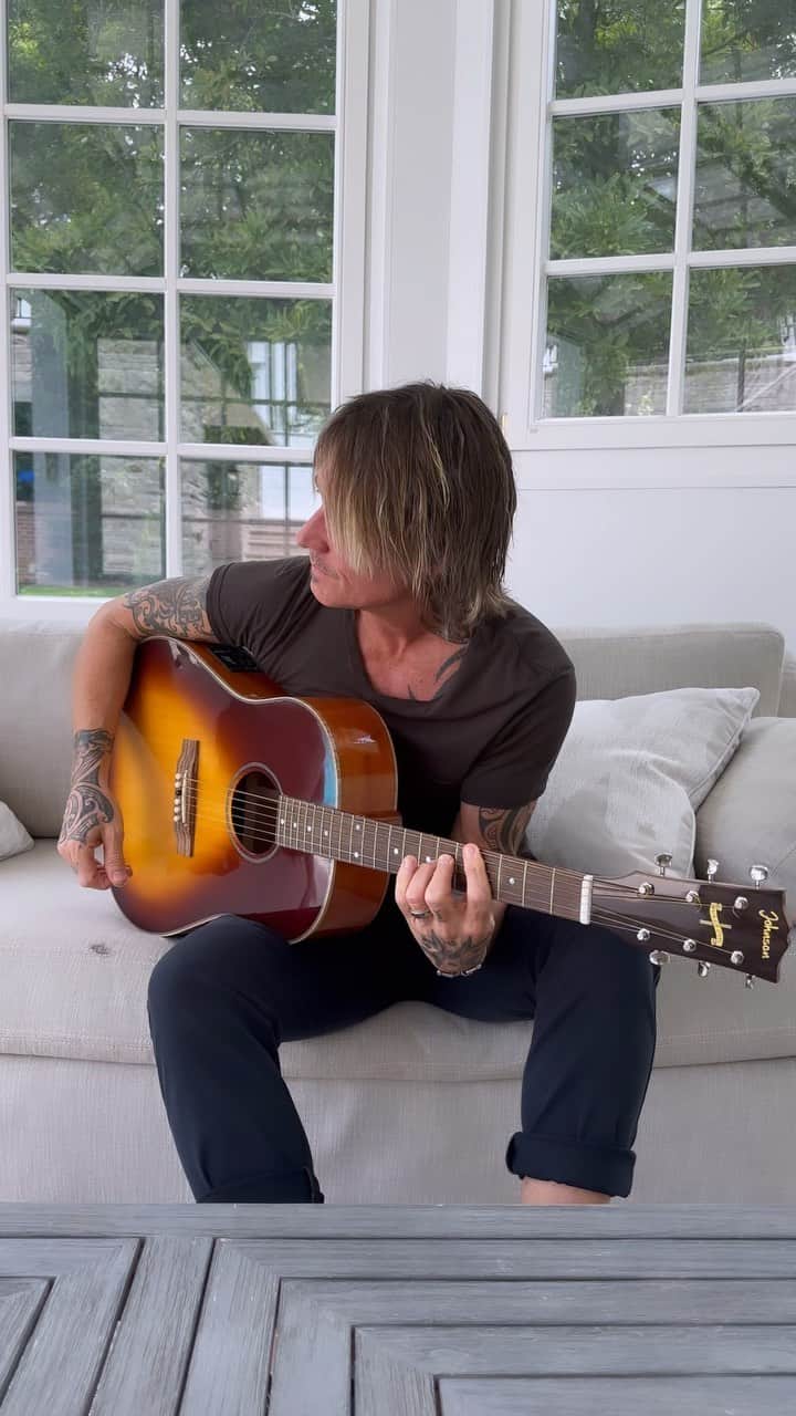 キース・アーバンのインスタグラム：「Our theme for this year’s All For The Hall is “The Song Remembers When” - a song written by Hugh Prestwood and recorded by the incomparable @trishayearwood. Songs bring back so many memories for all of us, fans and artists alike, so I thought it would be great to hear what our special guests choose and for them to share inside stories we’ve never heard before on December 5th at Bridgestone. Let me know one of yours in the comments ! Tickets go on sale Friday, September 15th @ 10am CT.」