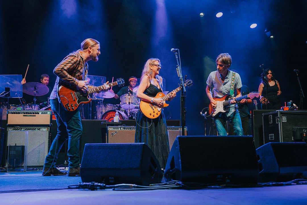 テデスキ・トラックス・バンドのインスタグラム：「@officialericjohnson joined us for the encore last night In Wilmington 📸 @bradleystrickland1」