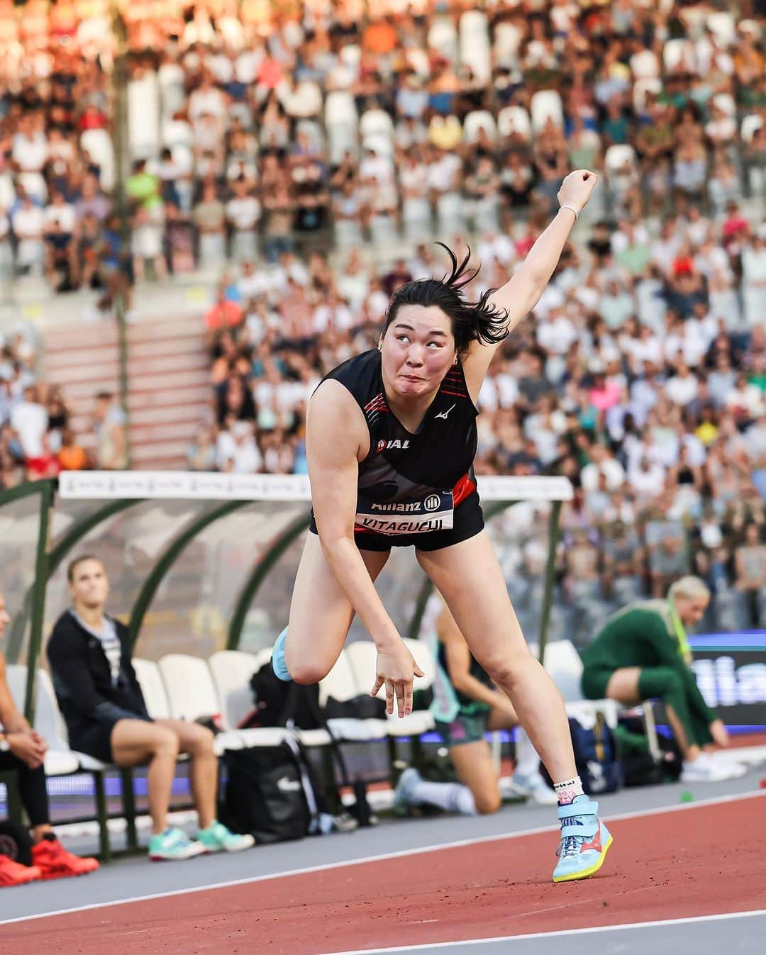 北口榛花のインスタグラム：「The Queen of World Javelin👑  #BrusselsDL 🇧🇪 #DiamondLeague 💎  📸 @danvernonphoto / @matthewquine for Diamond League AG」