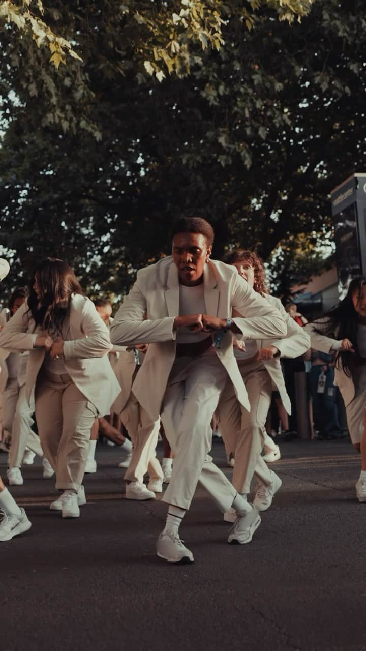 lululemonのインスタグラム：「When the whole squad shows up for the weekend plans... in matching lululemon. A moving dance installation with Ambassador @thatgirlkisha and crew.」