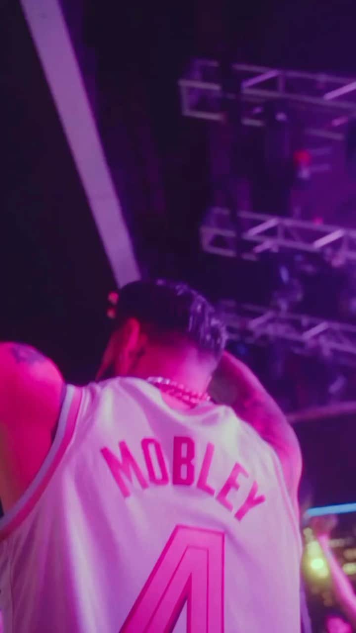 Pauly Dのインスタグラム：「Selling Out In Cleveland @fwdnightclub !!!!!  Can You Feel The Vibe????! 🤔🤔🤔 🎥🎬🍿  🎥 @duddcash」