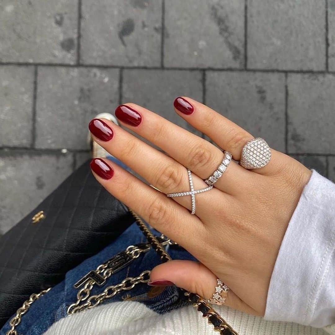 OPIさんのインスタグラム写真 - (OPIInstagram)「Have you tried our intoxicating Malaga Wine yet? 🍷🌹  Swipe to drink in this deep, juicy red. ▶️  OPI #OPIObsessed #FallNails」9月9日 4時17分 - opi
