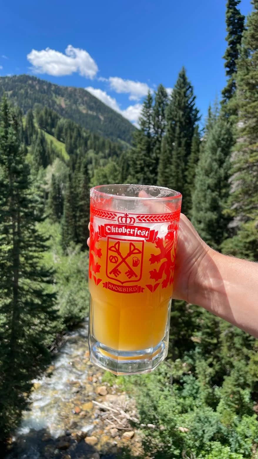 のインスタグラム：「USA bucket list: 🍺 OKTOBERFEST 🍺  Celebrate in Salt Lake City, Utah with local beer 🍺 authentic foods 🥨 and a kid zone 👨‍👩‍👧‍👦 for fun with the entire family. 😋  📍 Snowbird Resort : Saturdays & Sundays 12pm - 6pm until 10/15  🎥: @queenofslc_  #VisitTheUSA #VisitUtah #ForeverMighty #UtahCheck #SaltLakeCity #Oktoberfest」