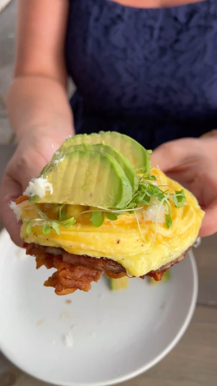 エッグショップのインスタグラム：「No better combo than a tasty HASHBROWN, topped with our perfectly cooked EGGS and some TASTY AVOCADOS! 🥔🍳🥑 #EGGSHOPNYC 📍151 Elizabeth Street (Nolita) 📍138 N 8th (Williamsburg)」