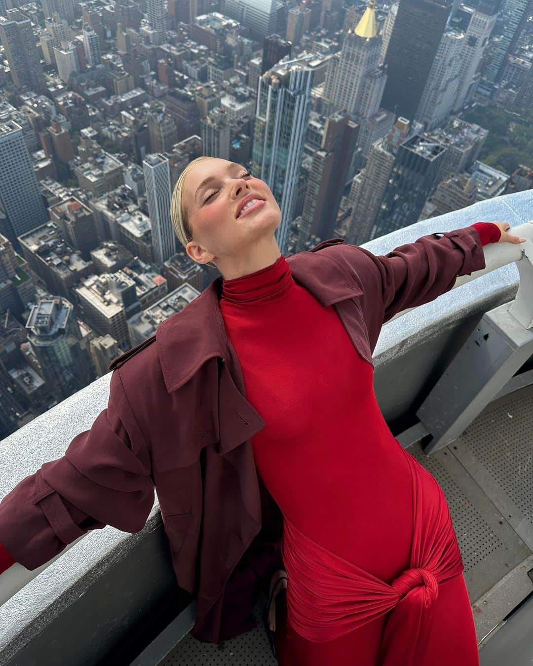 エルザ・ホスクさんのインスタグラム写真 - (エルザ・ホスクInstagram)「Hi New York! ❤️ lit up the Empire State Building this morning to celebrate @nyfw in @helsastudio & @ysl ❤️  photos by my girl @kulikulikulik」9月9日 4時38分 - hoskelsa