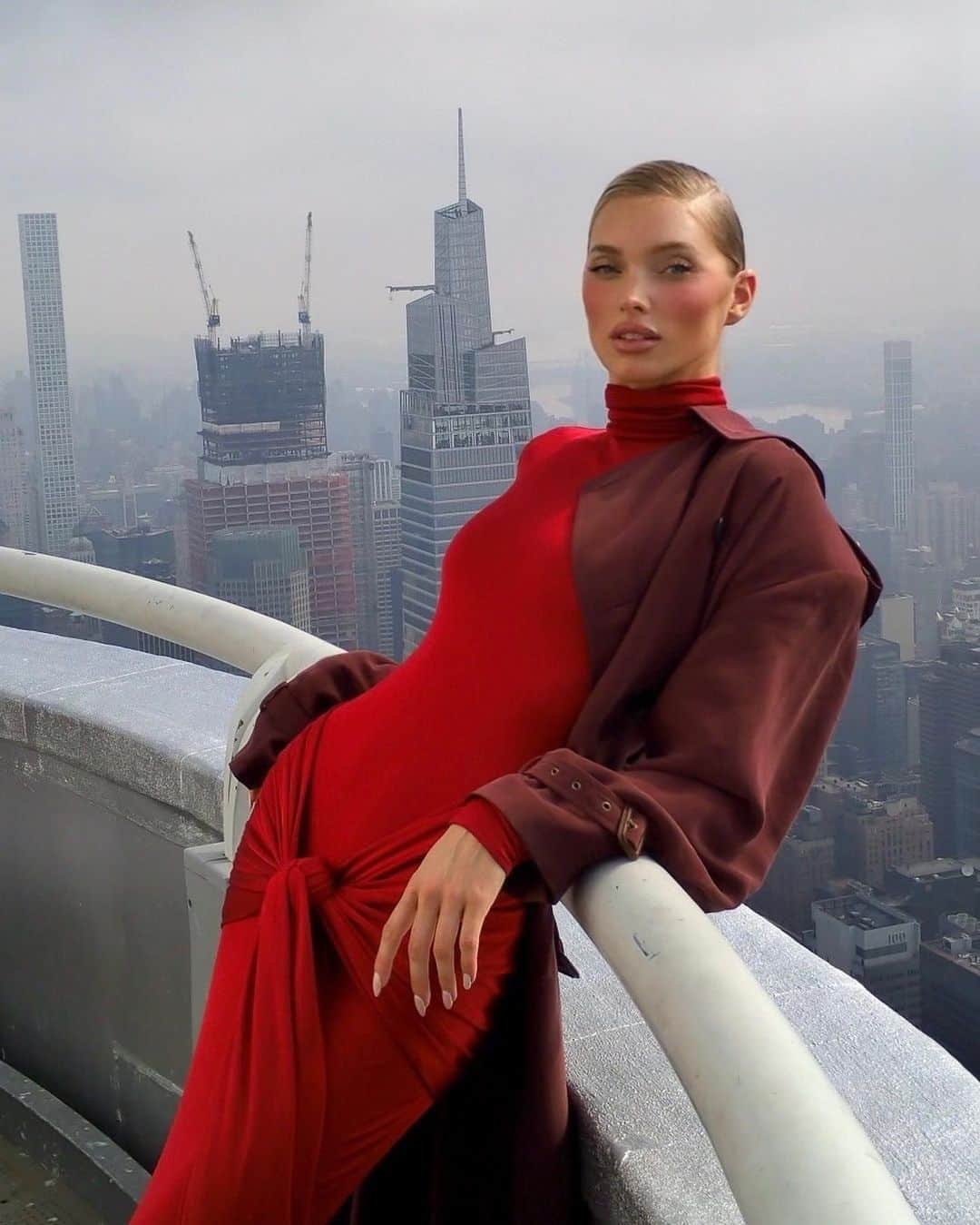 エルザ・ホスクのインスタグラム：「Hi New York! ❤️ lit up the Empire State Building this morning to celebrate @nyfw in @helsastudio & @ysl ❤️  photos by my girl @kulikulikulik」