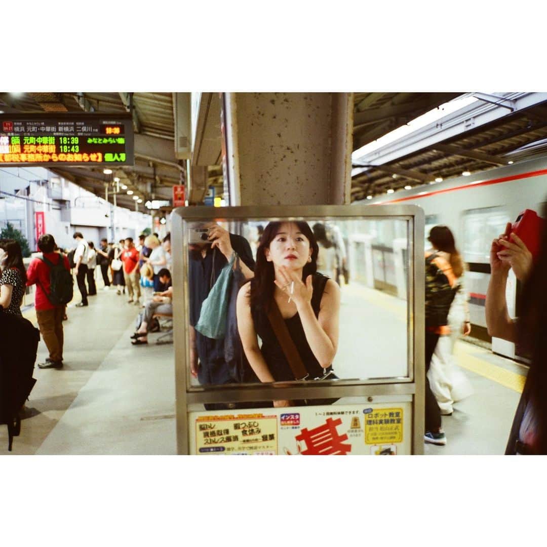 大橋未歩のインスタグラム：「While riding the Metro in NY, I often get compliments from people l don’t know at all ! It’s surprising . Americans like to praise someone or something.  This is uncommon in Japan.  One said to me  “  l like your outfit. The pattern looks like an impressionist painting.Very impressive!”  One said to me  “ I like your shoes. See? I’m wearing the same one!”  I was very happy.  When I was riding the train on line6, it was shaking so much and I managed to stand up . Then the people next to me ,of course totally stranger, said to me like that   “What a balance !”  Oh no!!!!!!!!!!!!!!!! I love NY！  #metro  #ny #japan  #nakameguro」