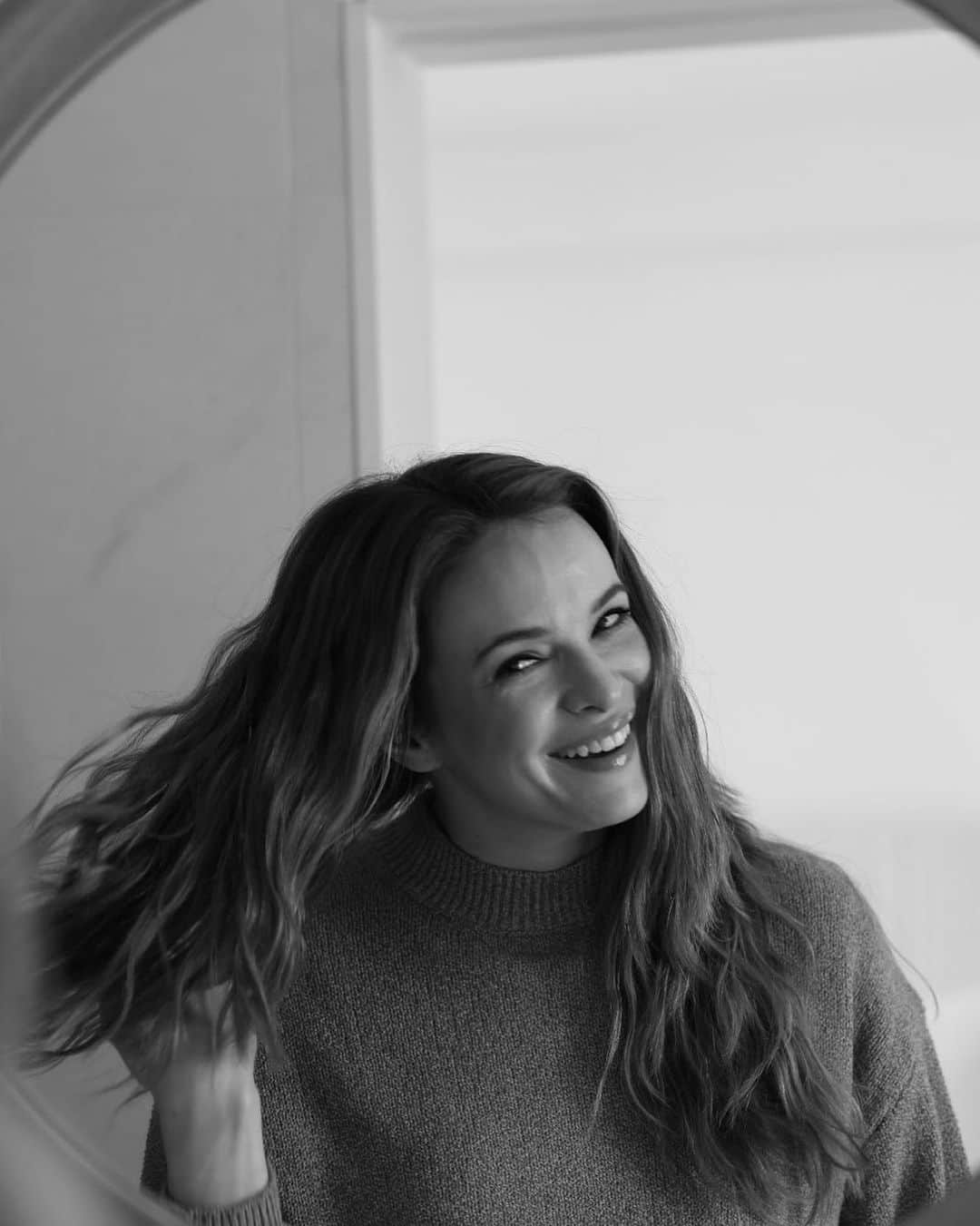 ダニエル・パナベイカーのインスタグラム：「Me on hair wash day like 💁‍♀️」