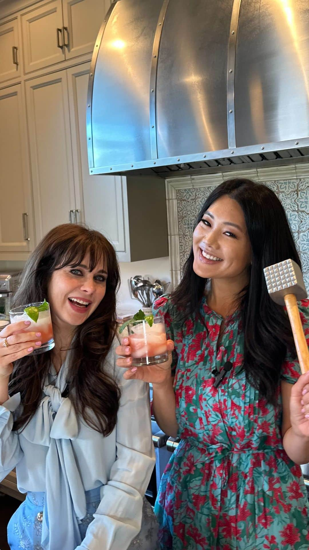 ズーイー・デシャネルのインスタグラム：「Welcome to the newest installment of Cooking With Zooey & Crystal: Cocktail Hour 🍹」