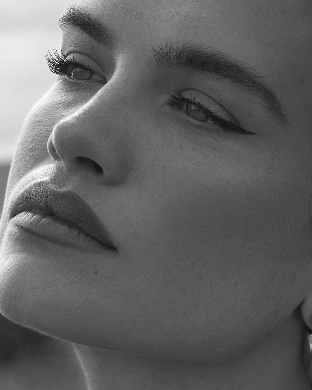 ストーミ・ヘンレイのインスタグラム：「B&W or color?  @isabellalombardini」