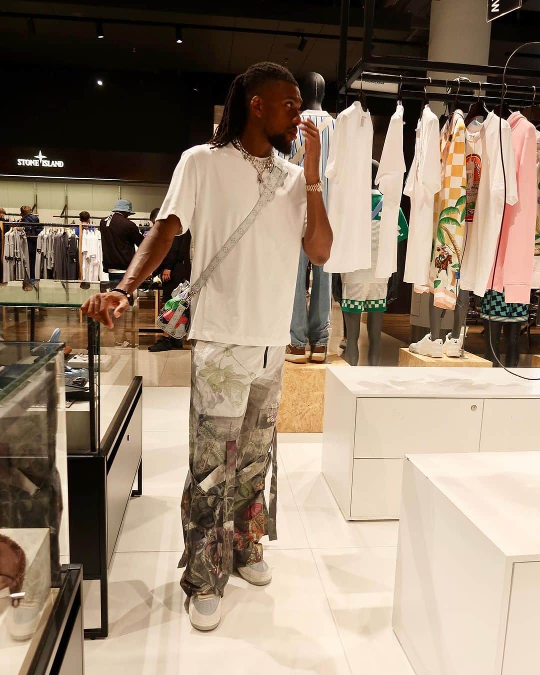 アレックス・イオビのインスタグラム：「Retail Therapy.」