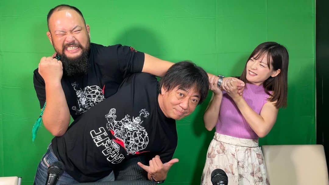 岡倫之のインスタグラム：「ロボットアニメの巨匠にコブラツイスト🐍  そんな巨匠作のTシャツ発売中❗️ 「オーカーン 闘魂ショップ」で検索🔍  #大張正己 #bari  #餓狼伝説 #超重神グラヴィオン #獣装機攻ダンクーガノヴァ  #マシンロボクロノスの大逆襲 #機甲戦記ドラグナー #太陽の勇者ファイバード #宇宙の騎士テッカマンブレード #ガイキング #超獣機神ダンクーガ #スーパーロボット大戦OG #THEKINGOFFIGHTERSXV #キングオブファイター #KOF  #上原あかり #機動戦士ガンダム水星の魔女」