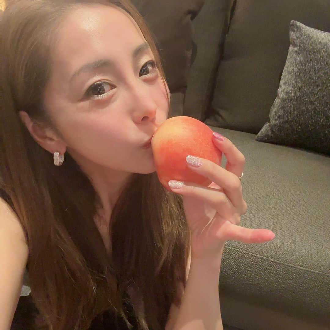 のインスタグラム：「おはようございます☺️ 気づいたら寝てた。。。 昨日もお世話になっている方とご飯で 嬉しいことが🌻 ポジティブに考えたら最近幸せたくさん それにしてもなんかコロナに前になってからお酒が本当に弱くなったわたし🙃 三杯以上飲むとそのあとがキツくて気をつけなきゃ😔 今日はまだのんびりだから6時まで二度寝タイム☺️おやすみなさい🌙 #熊切あさ美」