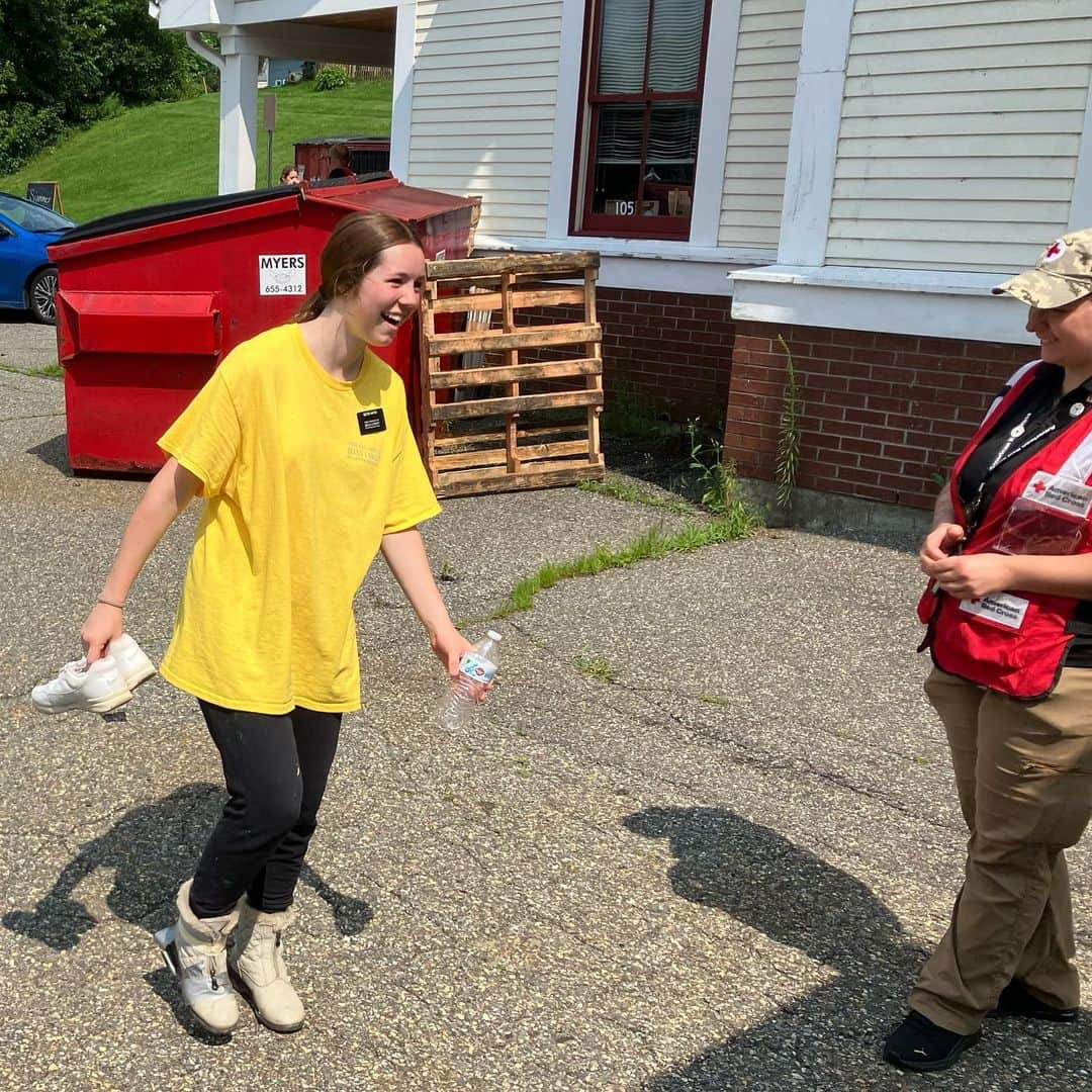 ネーブ・キャンベルさんのインスタグラム写真 - (ネーブ・キャンベルInstagram)「Check out Sister Hatch with her new shoes! 👟👟 Earlier this summer, Sister Hatch and her church group volunteered with @RedCrossNNE to help people affected by catastrophic flooding in Vermont.   They worked in a multi-agency resource center, assembling disaster relief kits with things like tarps, garbage bags and cleaning supplies for local residents to use while cleaning up their property.   Sister Hatch spent so much time on her feet that her shoes started to fall apart! A Red Cross volunteer noticed her shoes and drove down the street to buy her a replacement. Once Sister Hatch was laced up with her new soles, she was ready to continue helping residents in need. ❤️   Thank you, Sister Hatch and all of our volunteers, who stepped in to help people after the Vermont flooding.   #RedCross #DisasterRelief #DisasterResponse #Vermont #Flooding」9月9日 5時04分 - americanredcross