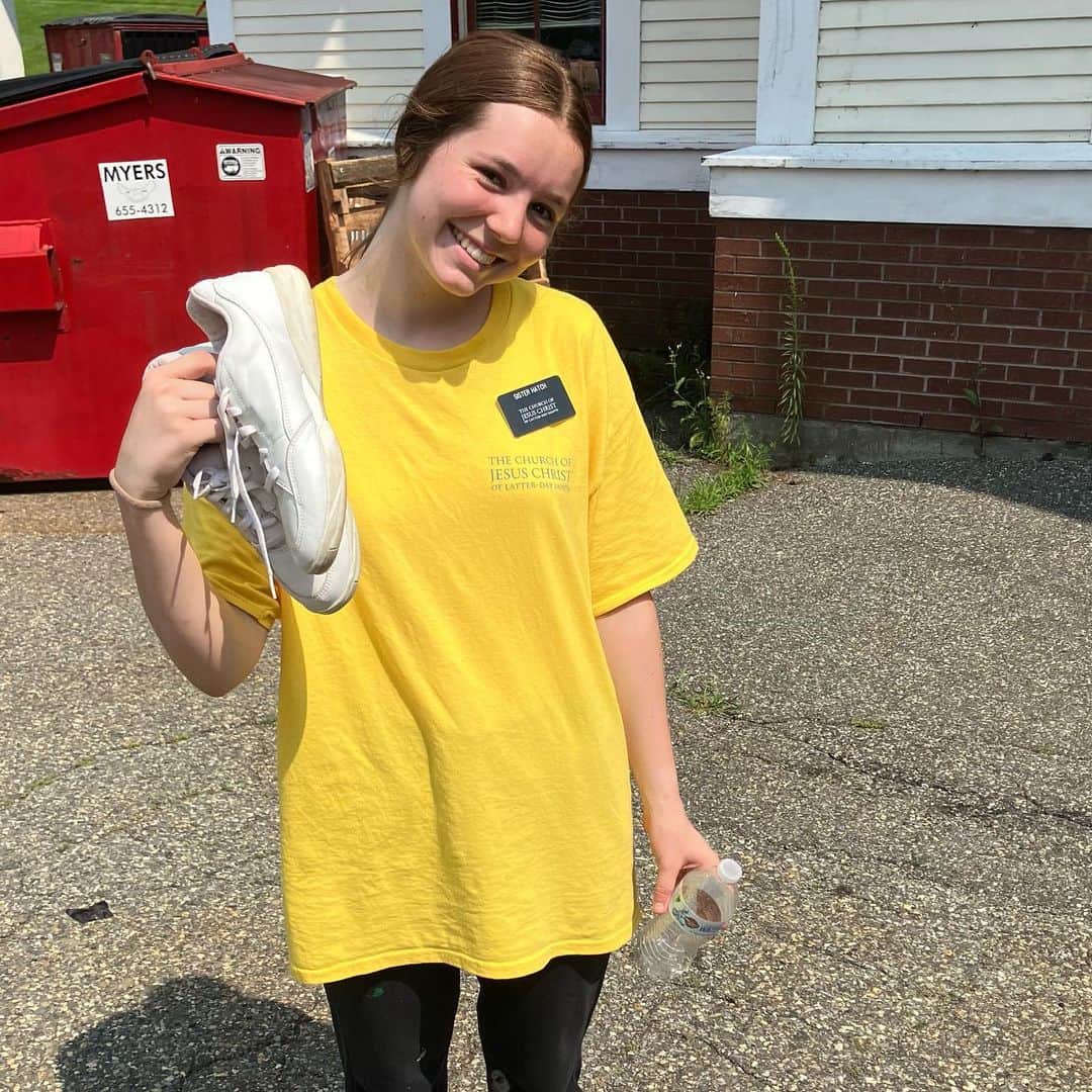 ネーブ・キャンベルのインスタグラム：「Check out Sister Hatch with her new shoes! 👟👟 Earlier this summer, Sister Hatch and her church group volunteered with @RedCrossNNE to help people affected by catastrophic flooding in Vermont.   They worked in a multi-agency resource center, assembling disaster relief kits with things like tarps, garbage bags and cleaning supplies for local residents to use while cleaning up their property.   Sister Hatch spent so much time on her feet that her shoes started to fall apart! A Red Cross volunteer noticed her shoes and drove down the street to buy her a replacement. Once Sister Hatch was laced up with her new soles, she was ready to continue helping residents in need. ❤️   Thank you, Sister Hatch and all of our volunteers, who stepped in to help people after the Vermont flooding.   #RedCross #DisasterRelief #DisasterResponse #Vermont #Flooding」