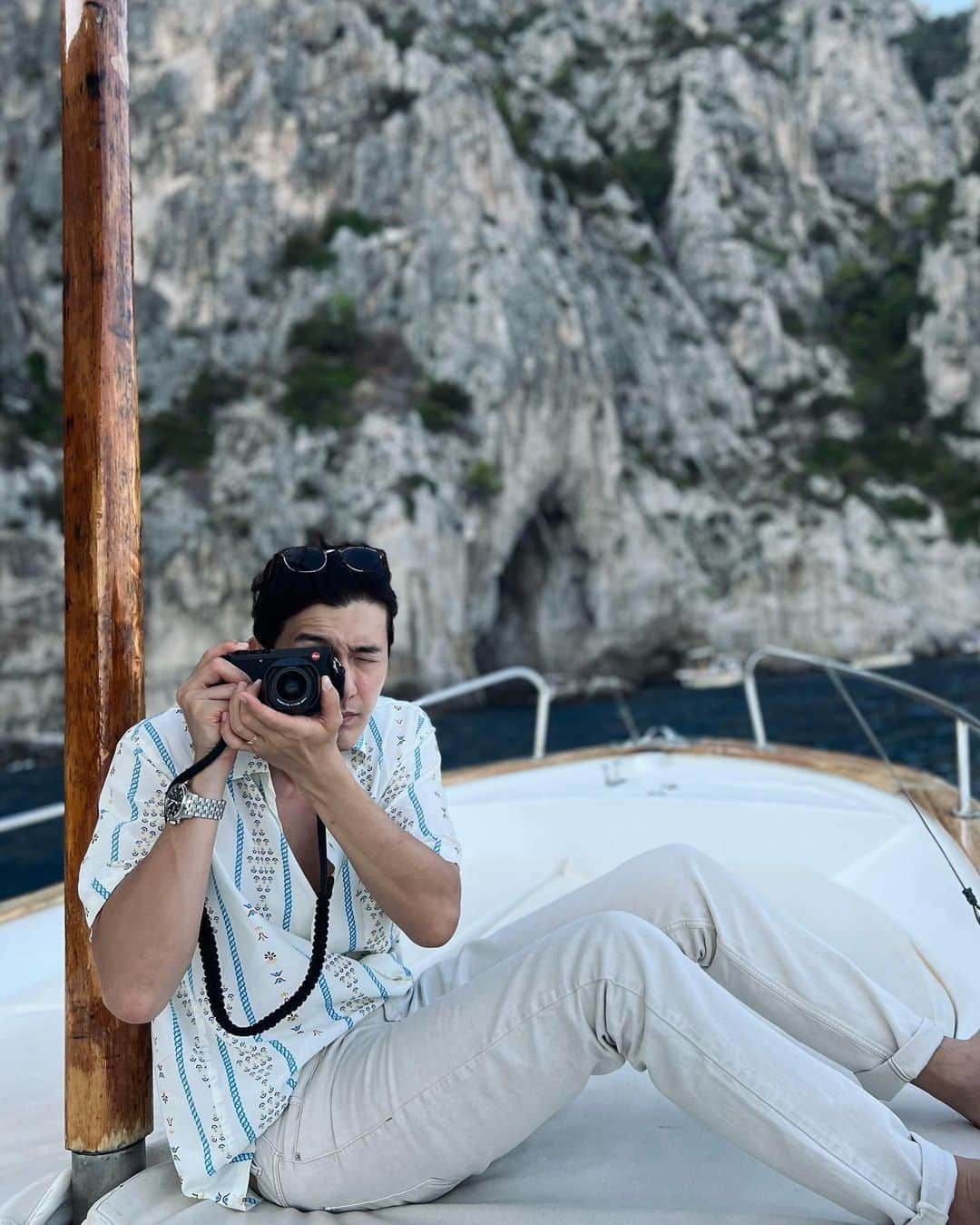 イ・ギウのインスタグラム：「🚤  닮고 싶은 사람을 담는 행복.  역시 행복은 크기가 아니라 빈도다.  #📸bywife #기우리 #이탈리아 #카프리 #출장중 #짧은여유 #italy #capri」