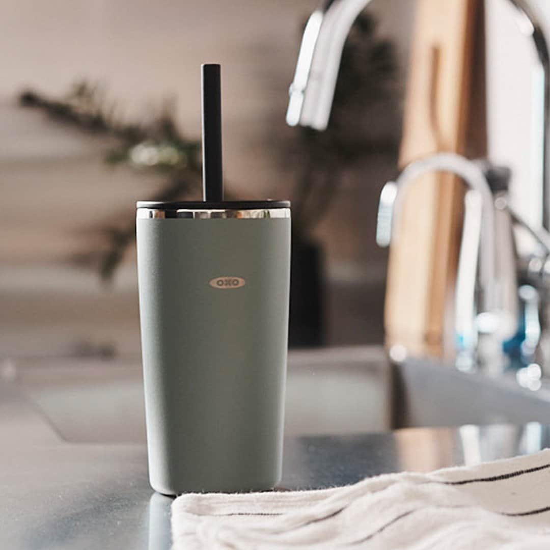 OXOのインスタグラム：「OXO Strive makes sure your drinks stay the perfect temperature wherever you go. Keep your coffee hot on your commute to work with our Tumblers and your water cold on your workouts with our Water Bottles. Shop now on OXO.com. #OXOBetter」