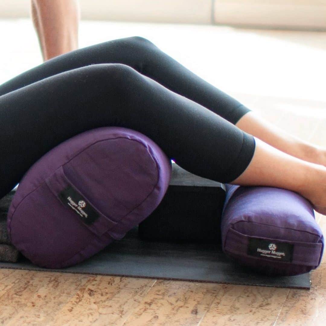 ハガーマガーのインスタグラム：「The most essential tool for Restorative or Yin yoga practice is a firm yoga bolster. 💯 Hugger Mugger bolsters are soft on the outside to cushion your bones 🦴, but firm enough to hold their shape no matter how you use them. 💪🏽 Handmade with love in the USA for 35 years. 💖」