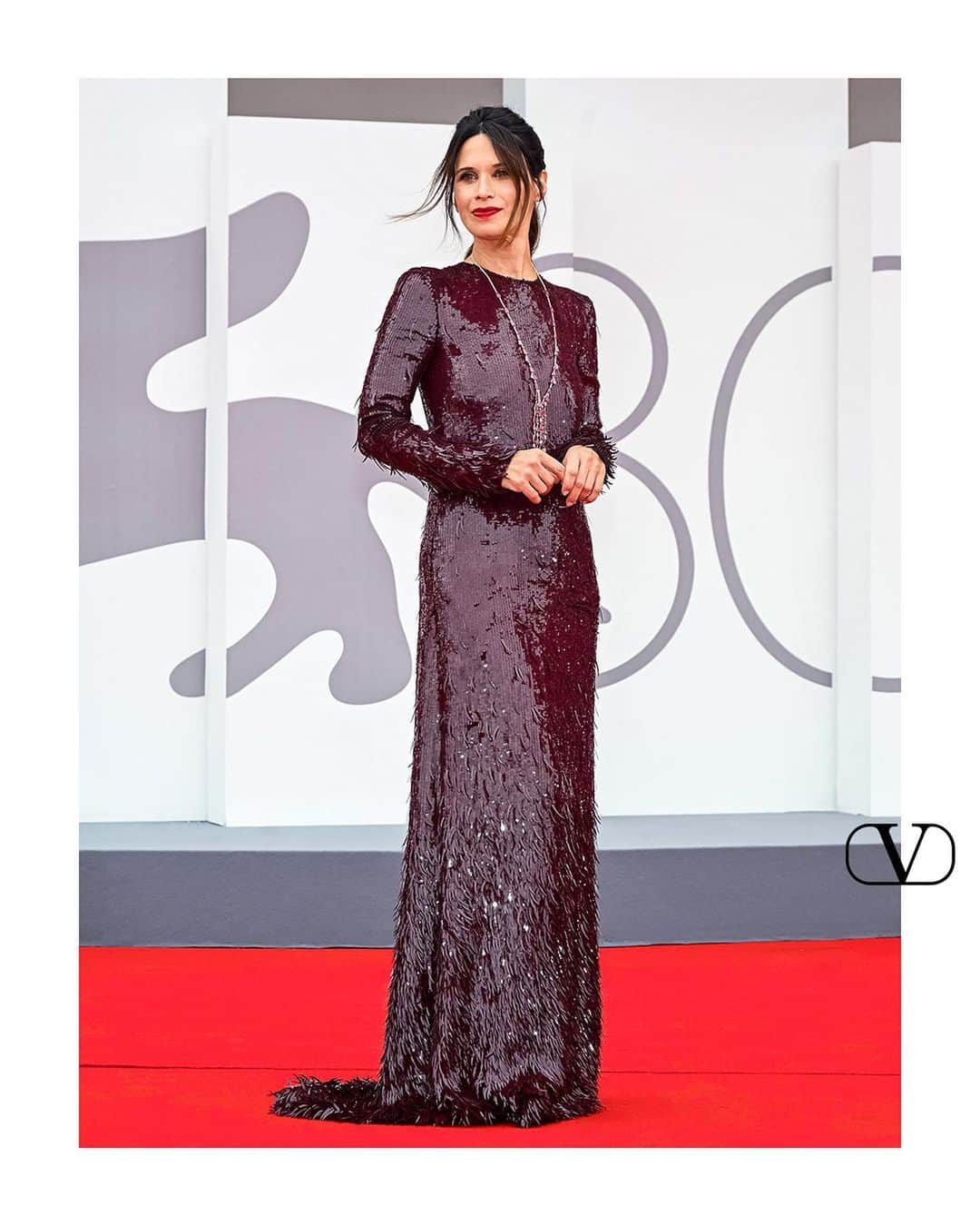 のインスタグラム：「Seen at the Venice Film Festival in full Valentino.  To the 80th @labiennale, @valentinacerviofficial was seen in a maroon sequin Valentino gown designed by @pppiccioli and styled by @valeriajmarchetti, while @gretabellamacina walked the red carpet in a blush dress adorned with lattice-pattern bows. For her arrival at the festival, @valebelle was seen wearing a full black Valentino dress and #VALENTINOGARAVANI pumps.」