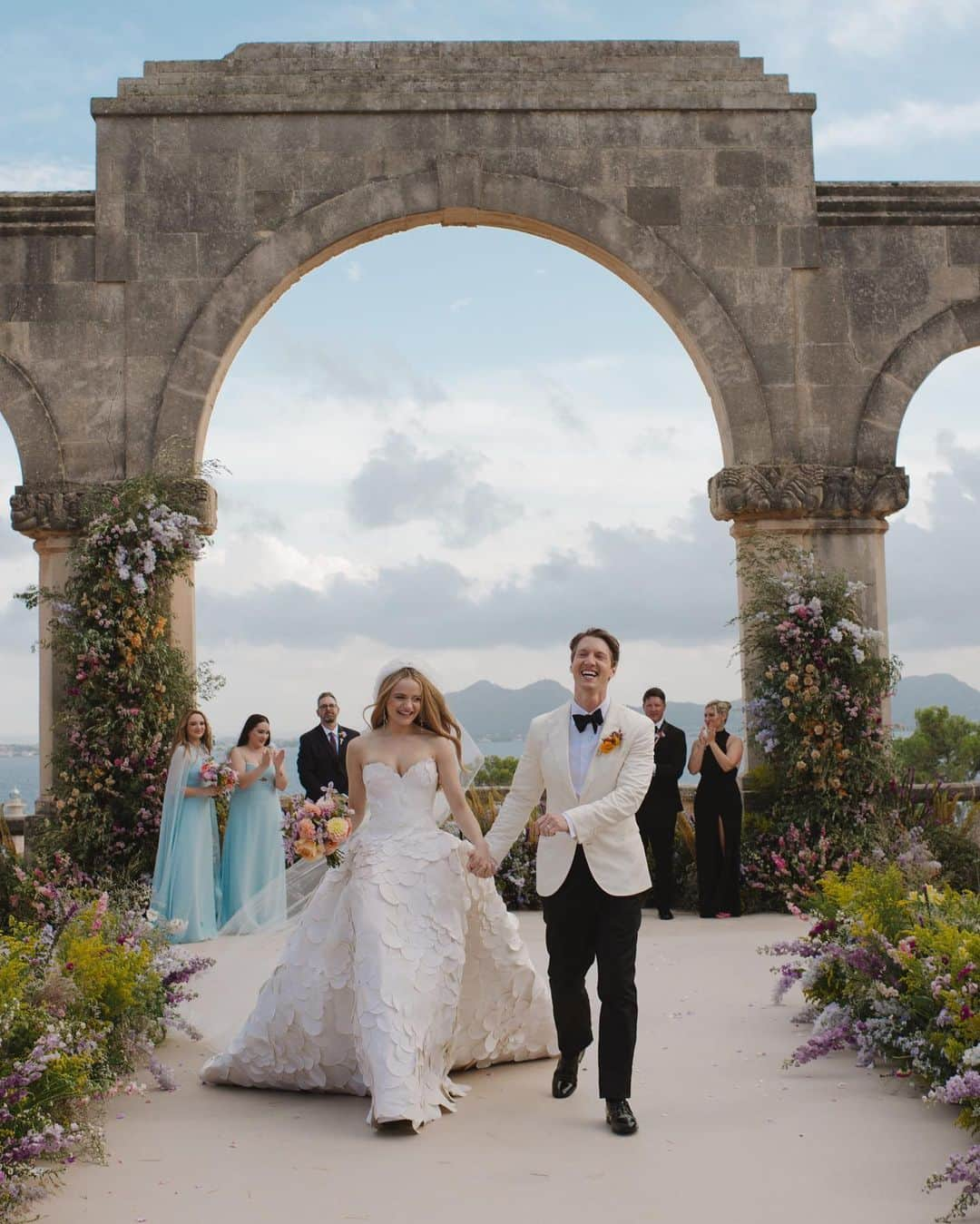 ジョーイ・キングさんのインスタグラム写真 - (ジョーイ・キングInstagram)「Actor @joeyking and director @stevenpiet have officially tied the knot! “Looking out from the altar at all of our friends and family was an unforgettable moment,” Joey says. “We truly felt so perfectly present and soaking in every detail was pure magic.” The couple's stunning wedding held in a villa in Mallorca was “The Great Gatsby,” Spanish-style. Tap the link in bio to see every photo. Photos: @normanandblake」9月9日 5時11分 - joeyking