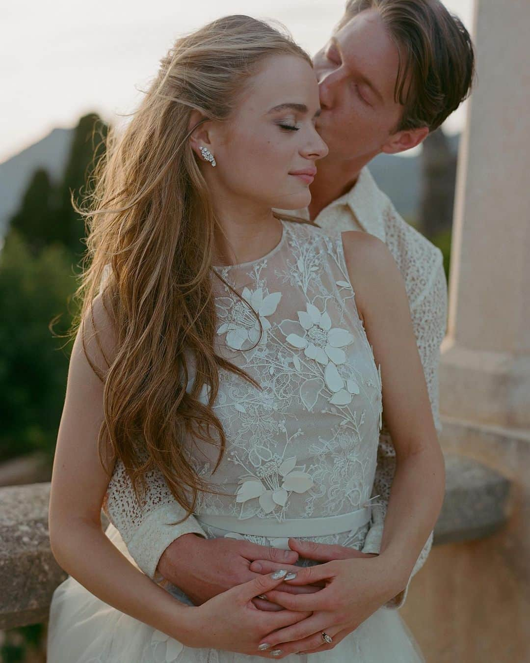 ジョーイ・キングのインスタグラム：「Actor @joeyking and director @stevenpiet have officially tied the knot! “Looking out from the altar at all of our friends and family was an unforgettable moment,” Joey says. “We truly felt so perfectly present and soaking in every detail was pure magic.” The couple's stunning wedding held in a villa in Mallorca was “The Great Gatsby,” Spanish-style. Tap the link in bio to see every photo. Photos: @normanandblake」